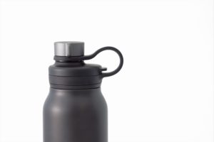 It is equipped with a "carbon dioxide venting structure" that activates when the bottle lid is opened to prevent the gas from spurting out, and a "safety valve" that activates when the pressure inside the bottle is accidentally increased. This water bottle can hold carbonated beverages, for which has been a needs from fans for a long time. The key features are a strap designed to make the bottle easy to carry for outdoor activities and a lid shape designed to be opened safely with light force.